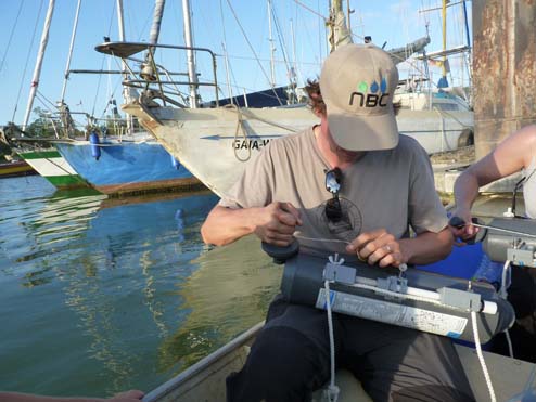 Echantillonnage dans la masse d'eau au port de Dégrad des Cannes - Déc 2012